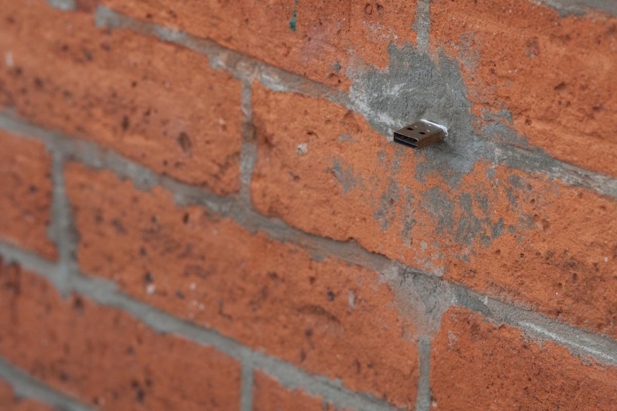 Un puerto USB incrustado en la pared de un edificio en Nueva York.