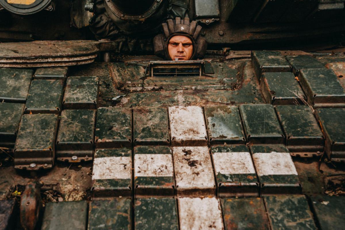 Carrista ucraniano sobre un tanque T-72, en las inmediaciones de Donetsk.