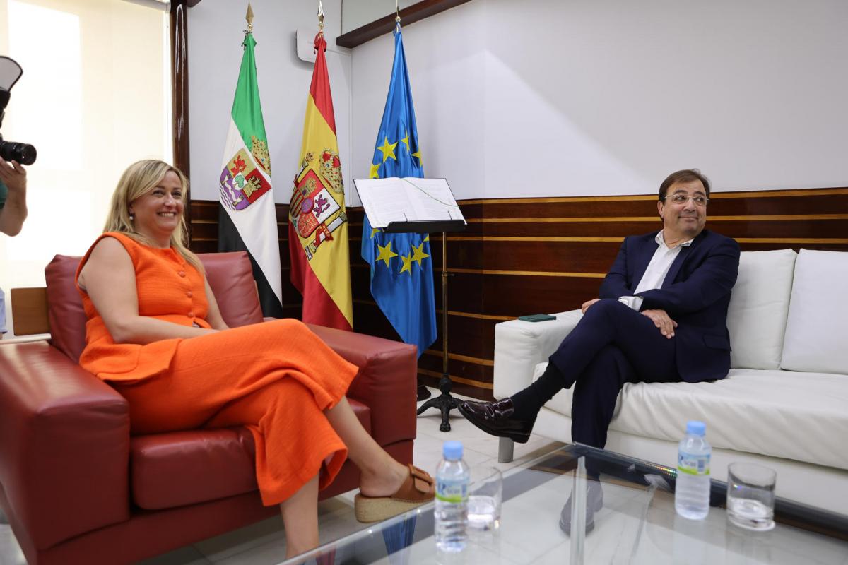 La presidenta de la Asamblea, Blanca Martín, se reúne con el presidente del Grupo Parlamentario del PSOE, Guillermo Fernández Vara, dentro de la consulta previa a la propuesta de candidato o candidata la presidir la Junta de Extremadura.