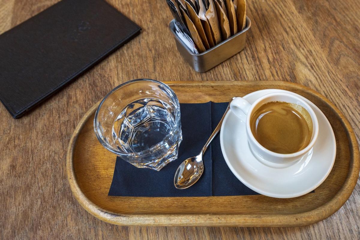 ¿Por qué hay lugares que te sirven un vaso de agua cuando pides un café?