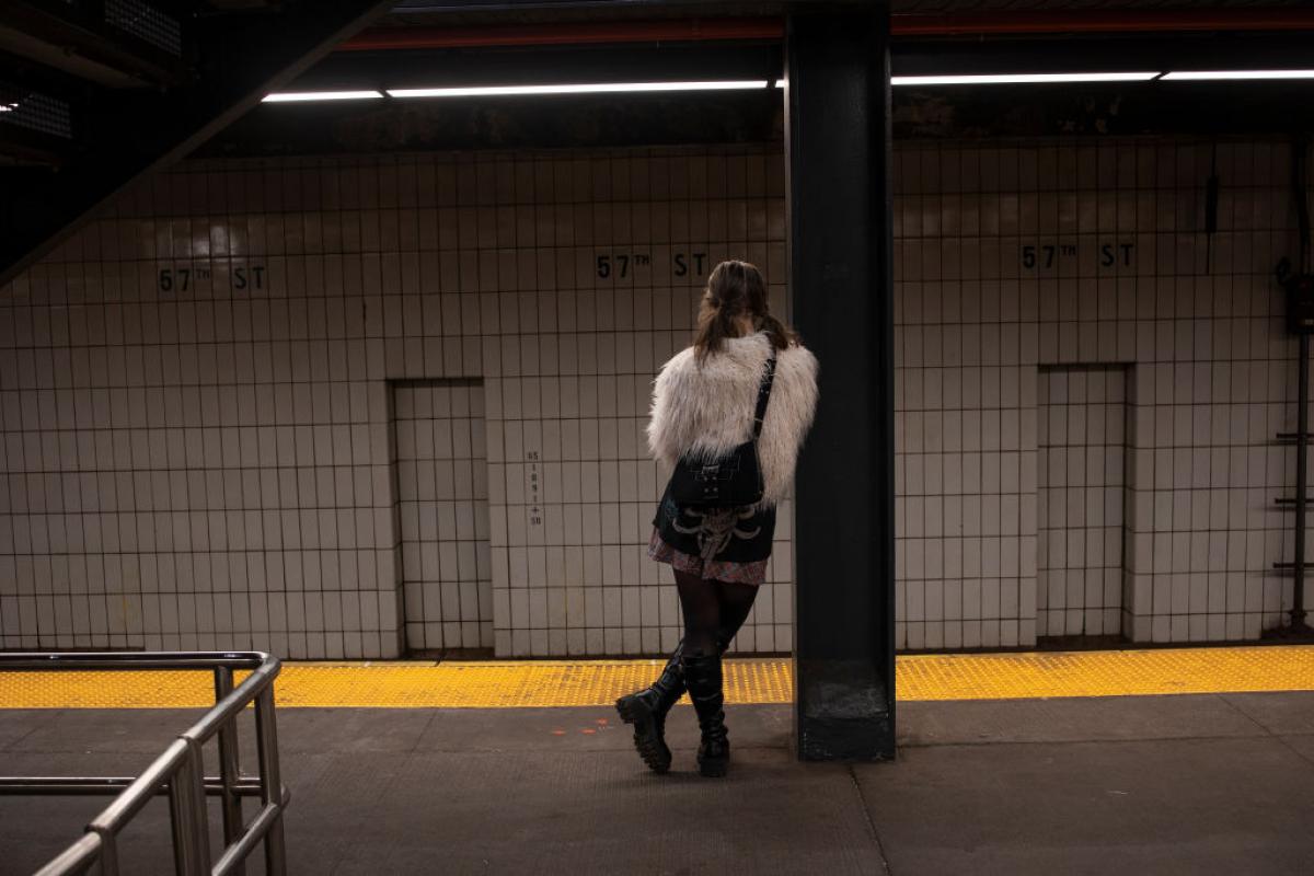 Una mujer espera la llegada del metro
