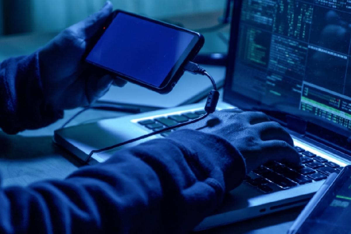 Hacker cometiendo un ciberdelito