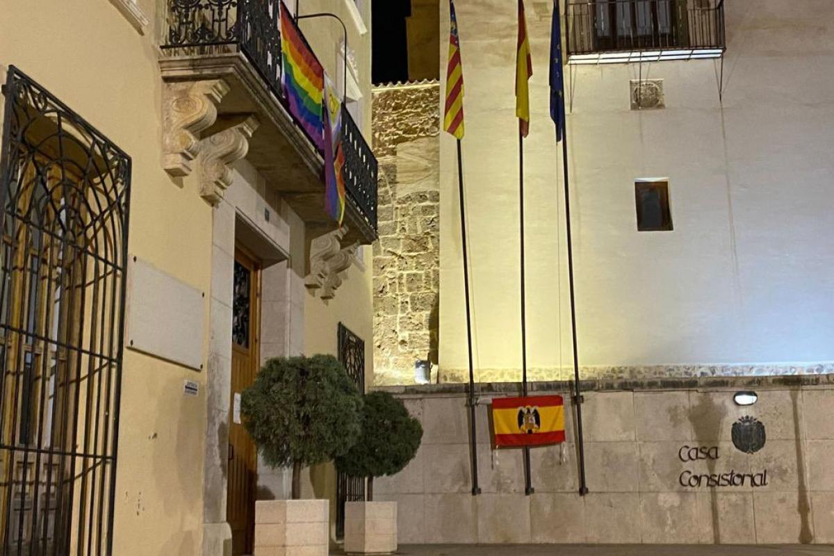 Bandera LGTBI y preconstitucional en el Ayuntamiento de Albaida