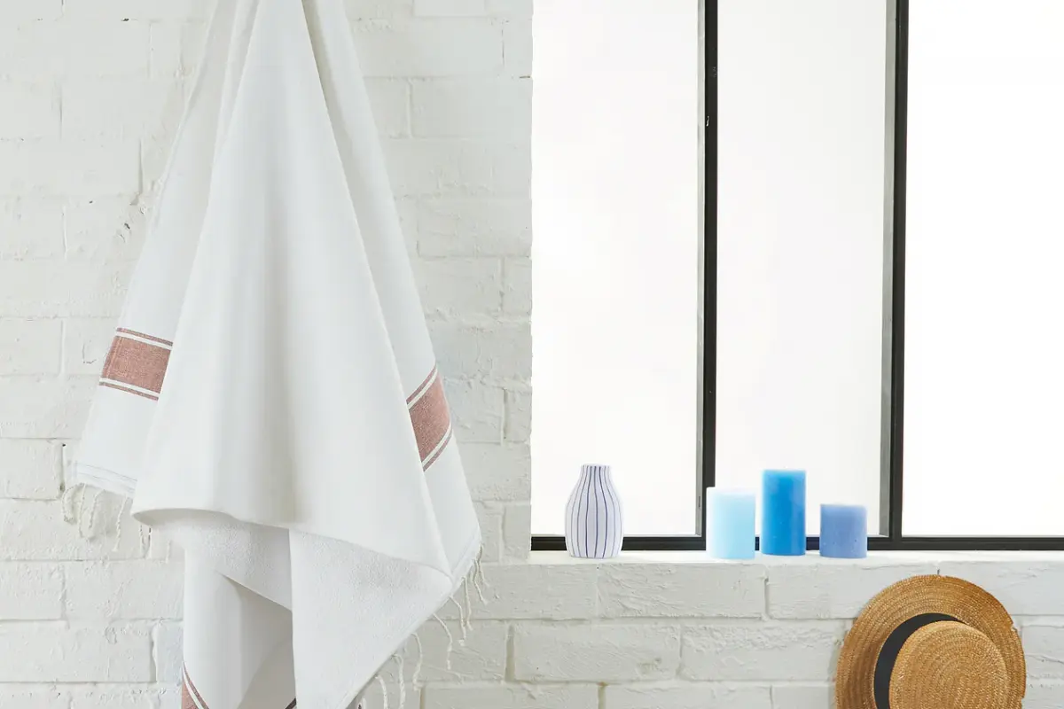 Las toallas de By Foutas están hechas con algodón reciclado y sus flecos son anudados a mando por artesanas tunecinas.