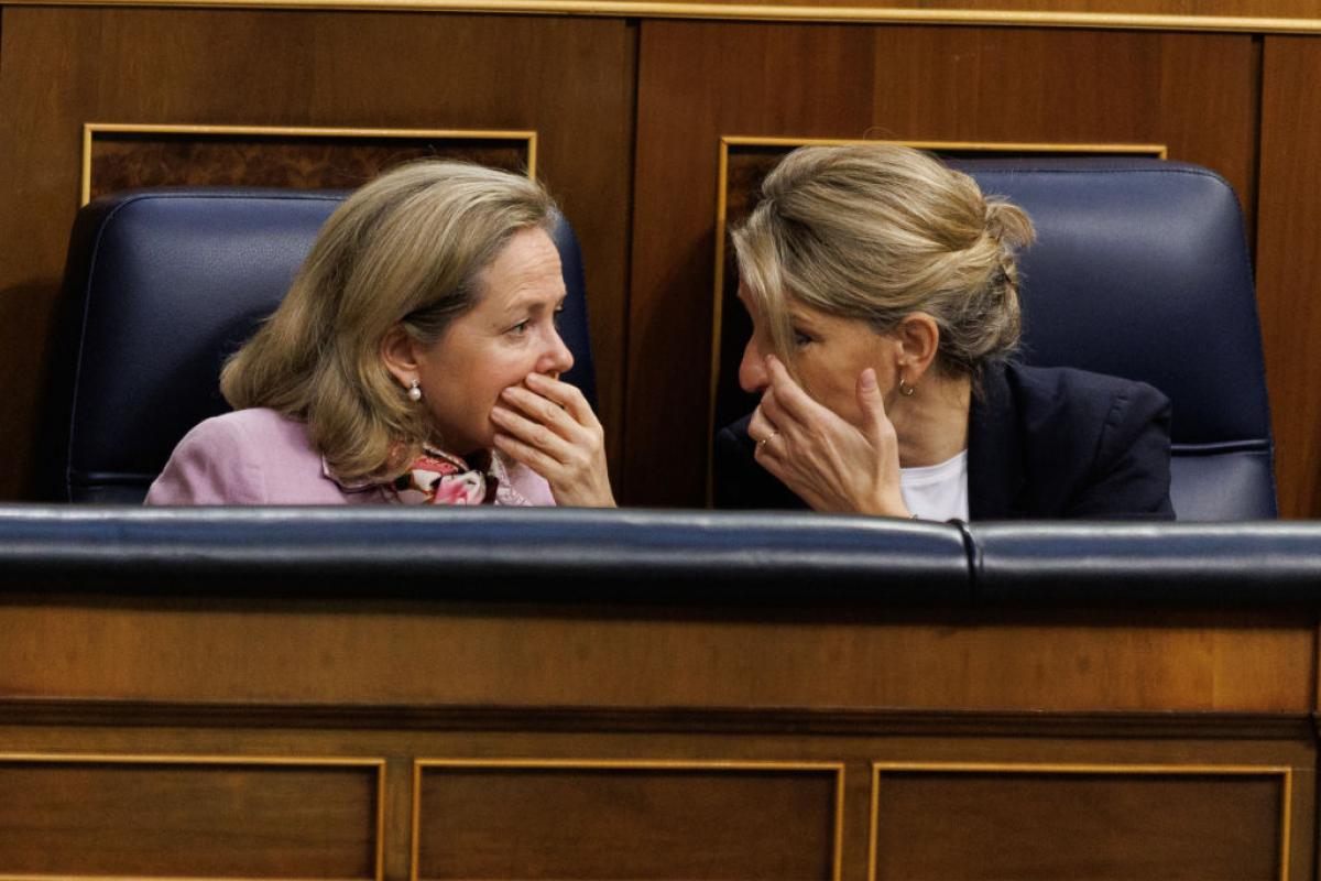 Nadia Calviño y Yolanda Díaz conversan en un pleno del Congreso