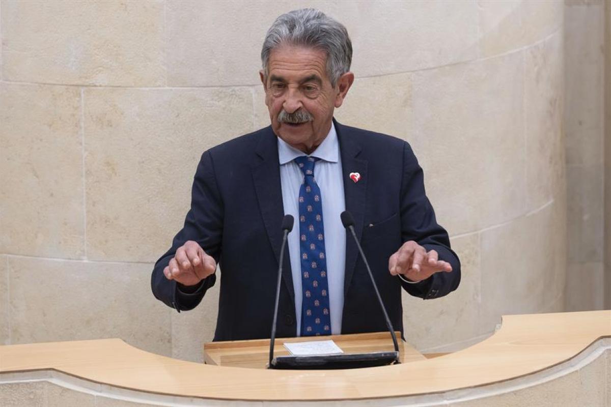 Revilla, en su último pleno como presidente de Cantabria