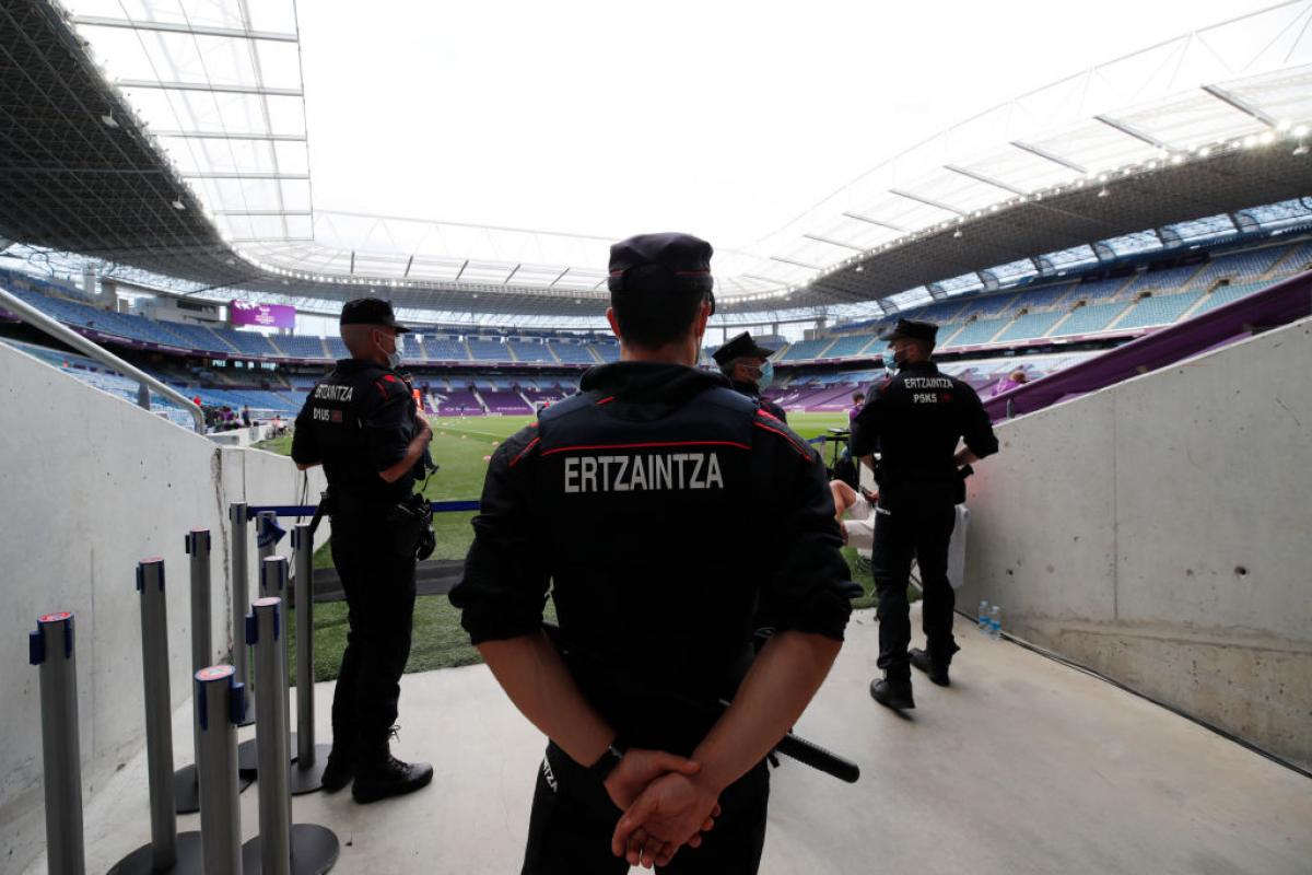 Varios agentes de la Ertzaintza supervisa la seguridad en el Estadio Anoeta.