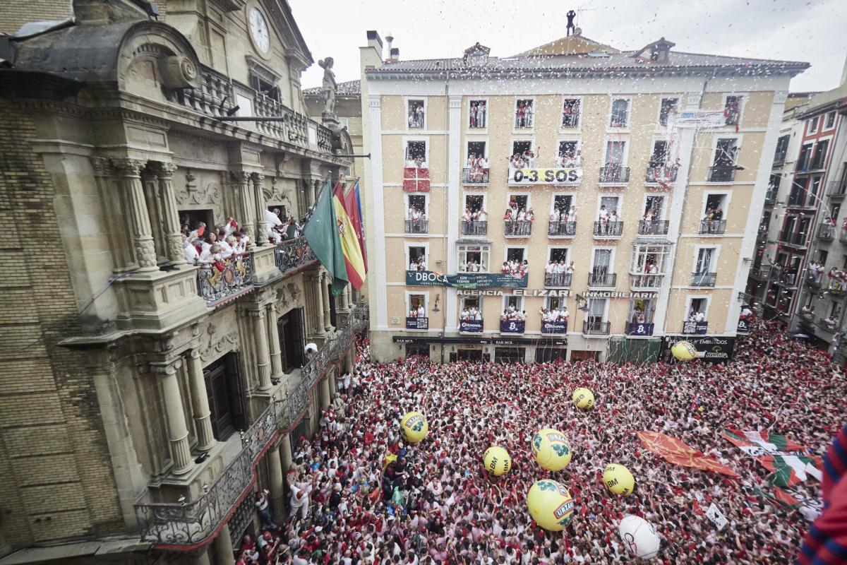 Vista general de la Plaza del Ayuntamiento de Pamplona durante el chupinazo 2022
