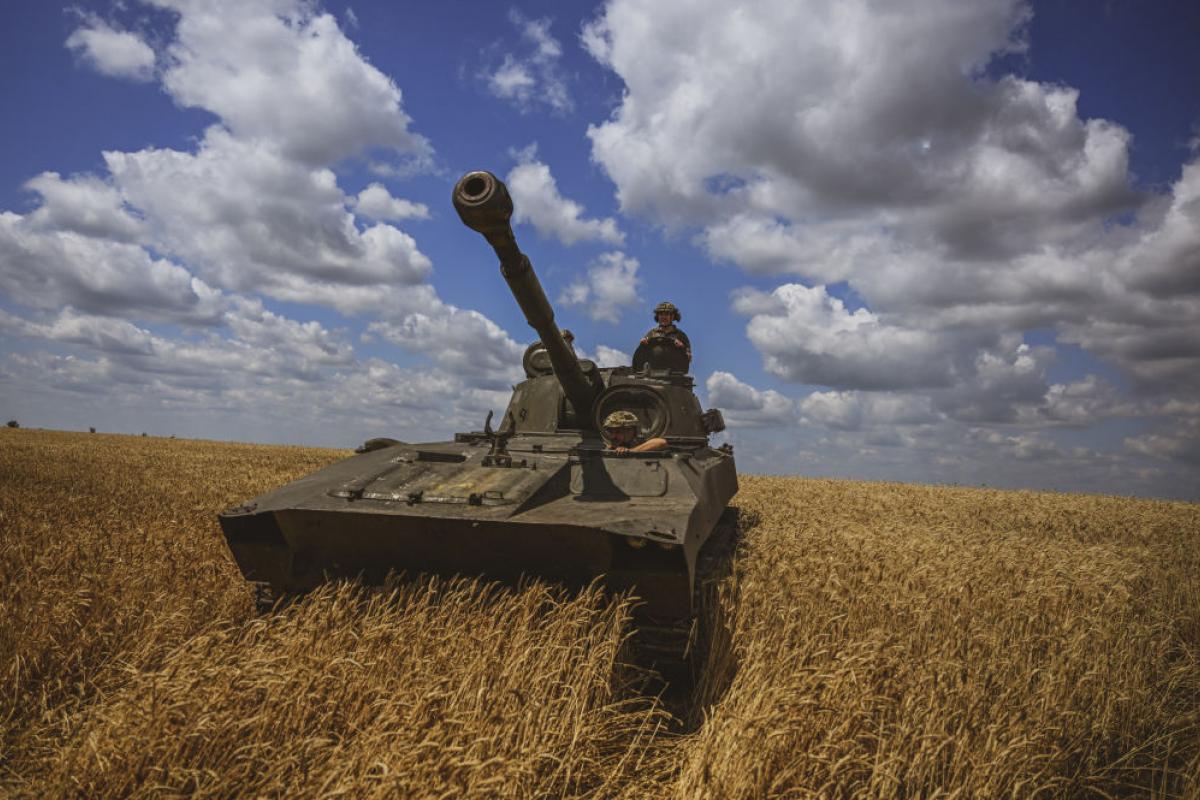 Carristas ucranianos patrullan una zona del frente de Vuhledar (Donetsk).