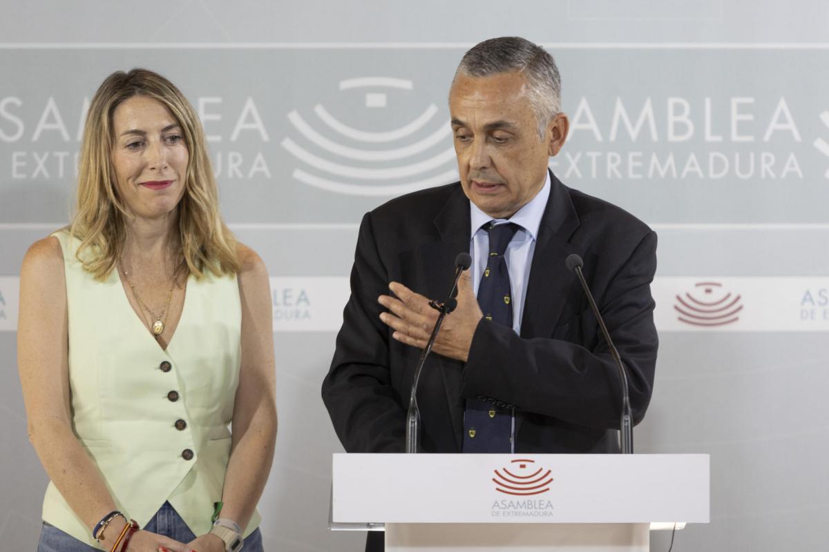María Guardiola, junto al candidato de Vox a la Presidencia de la Junta, Ángel Pelayo Gordillo, durante una comparecencia ante los medios tras rubricar el acuerdo de gobierno de coalición.