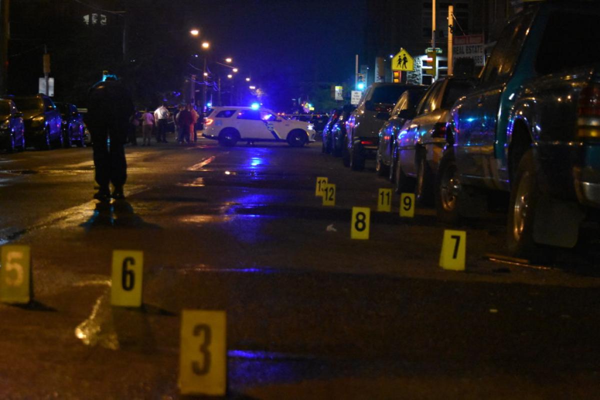 Pruebas policiales tras el tiroteo en Filadelfia