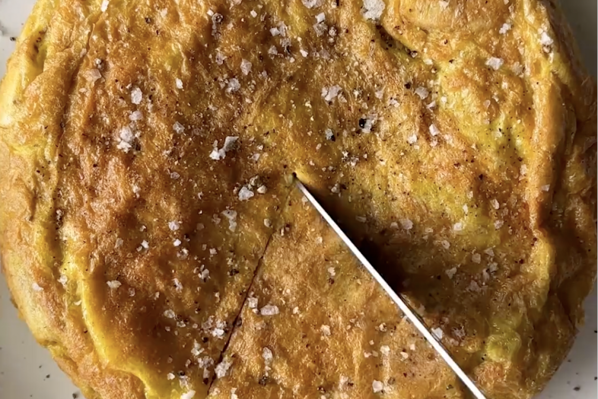 Un fotograma del vídeo de 'The New York Times' con la receta de la tortilla de patatas fritas de bolsa de Ferrán Adrià.