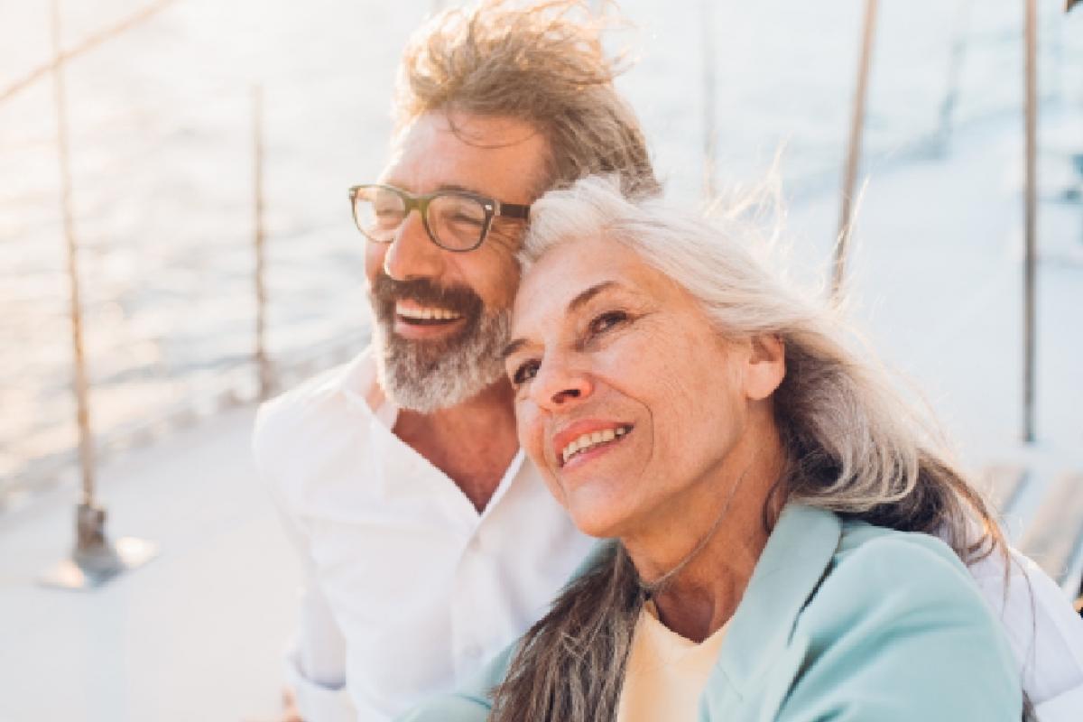 Dos personas mayores, en un viaje