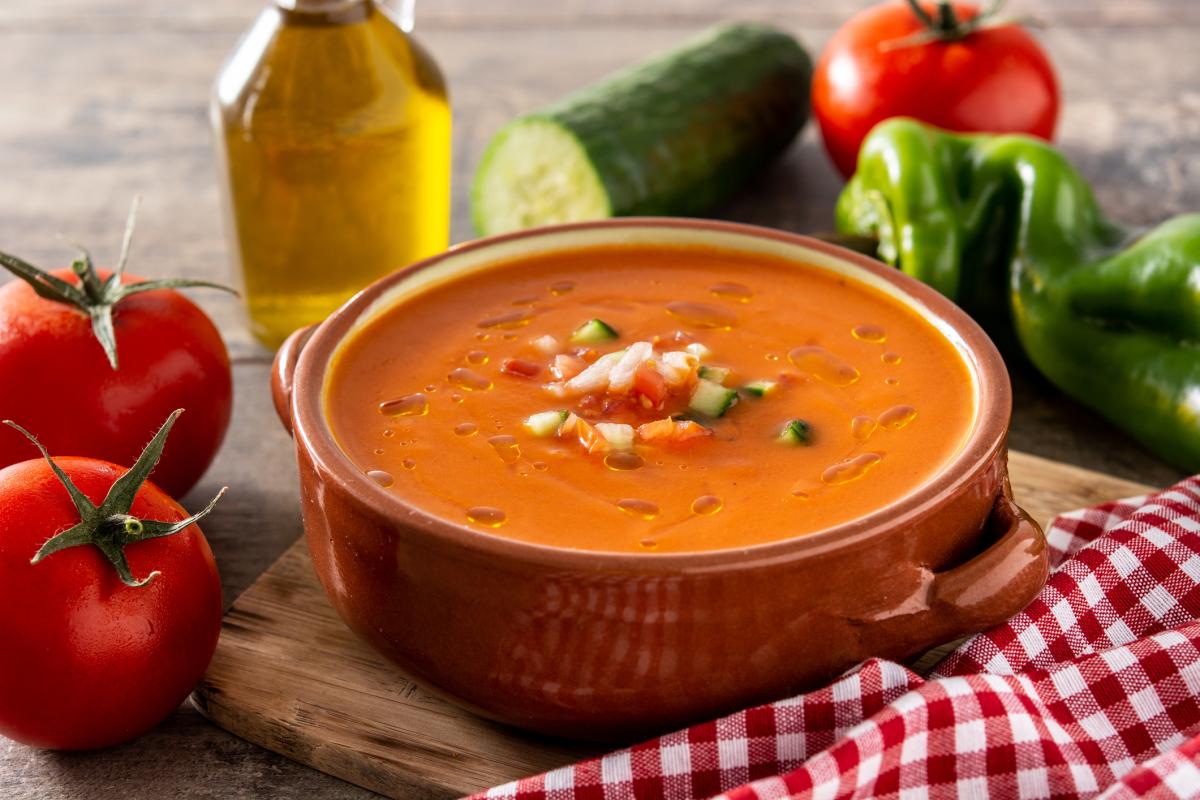 Gazpacho elaborado con los ingredientes tradicionales: tomate, pimiento, pepino y aceite de oliva.