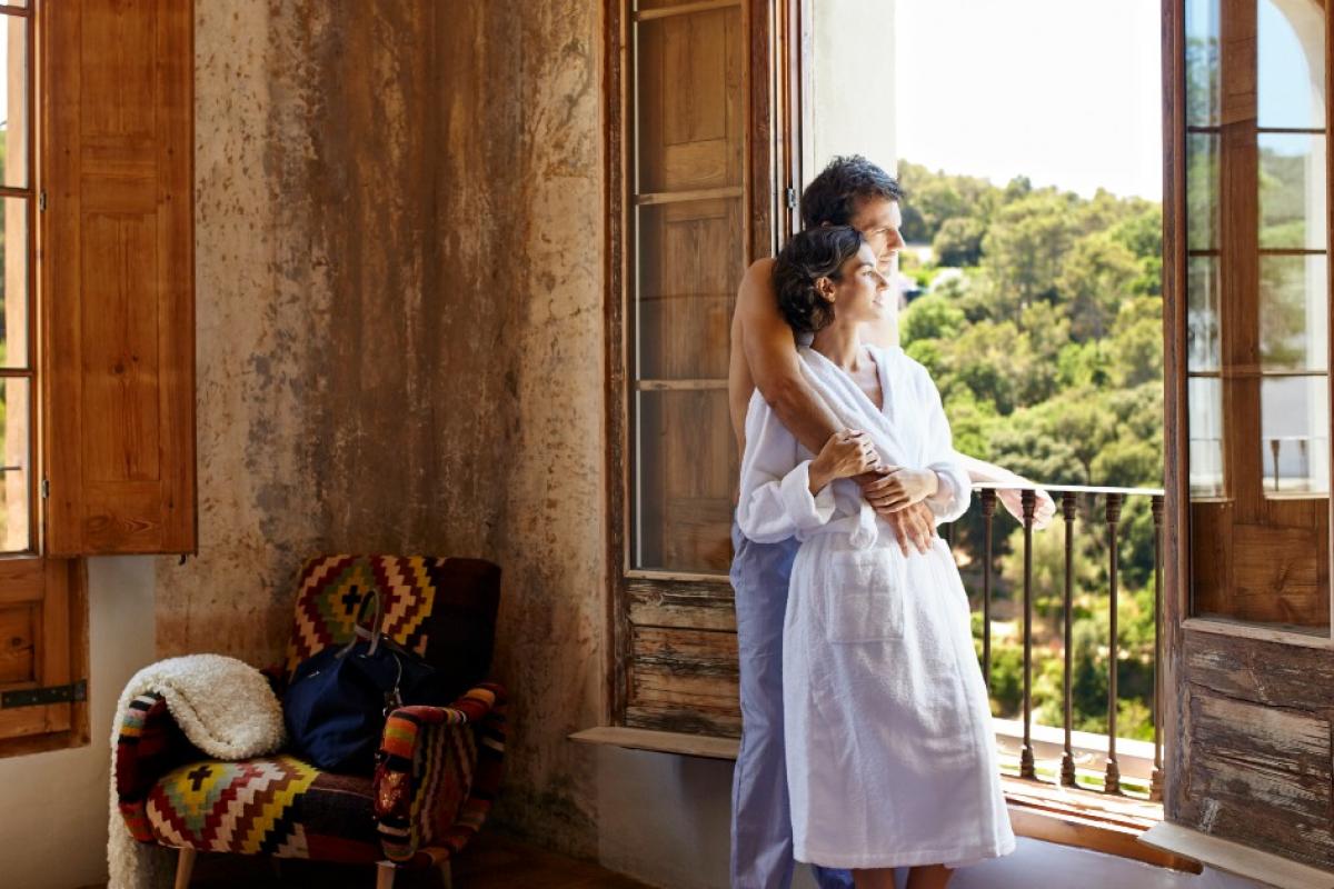 Pareja en un hotel durante las vacaciones