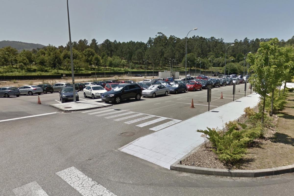 Aparcamiento en el que habría quedado el coche con el niño dentro.