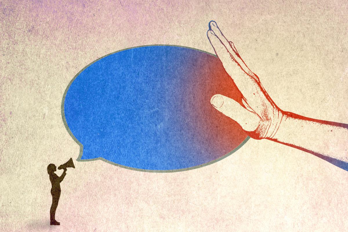 Imagen conceptual de una mano tapando el discurso de una persona.