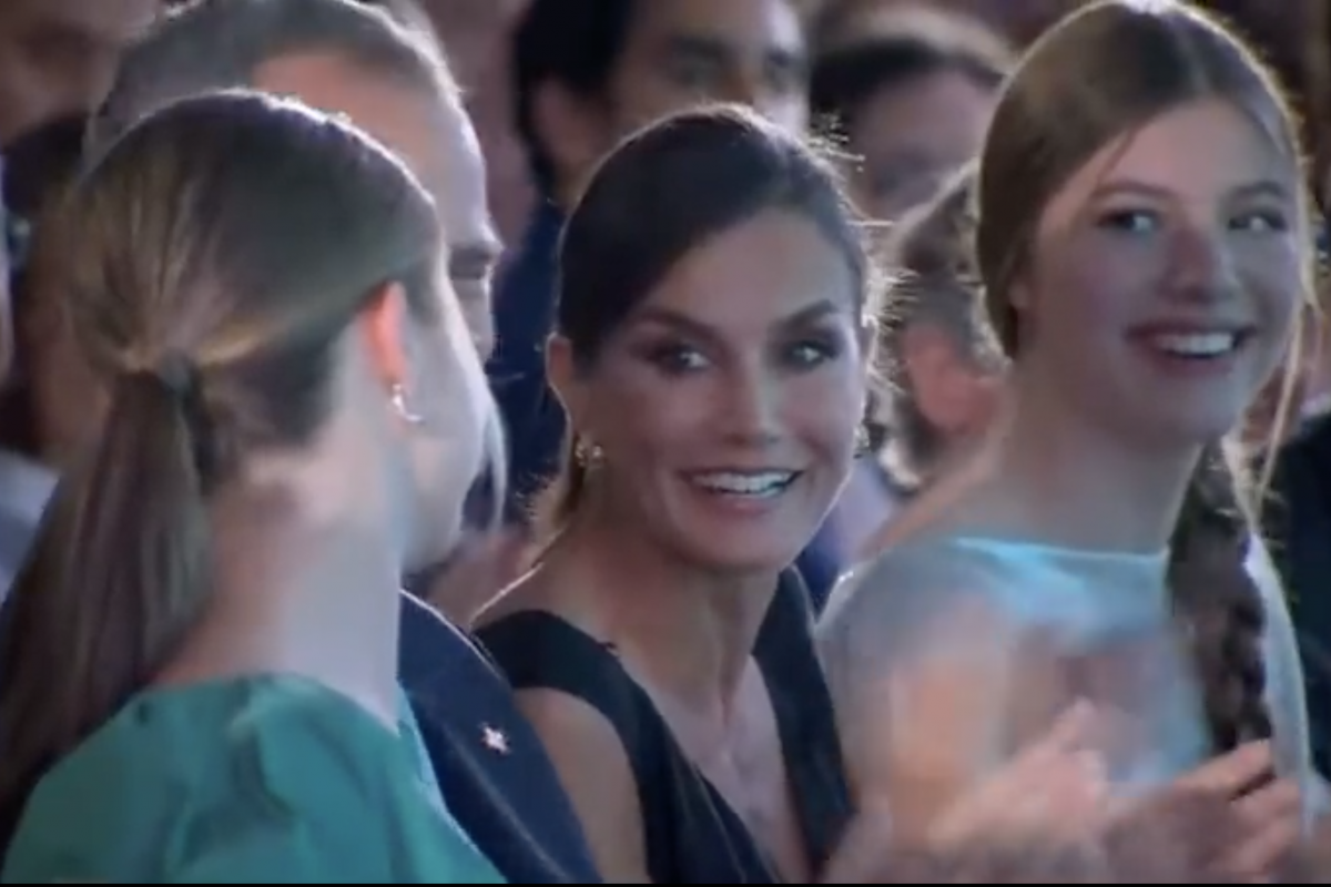 La reina Letizia, dirigiéndose a la princesa Leonor en los premios Princesa de Girona.