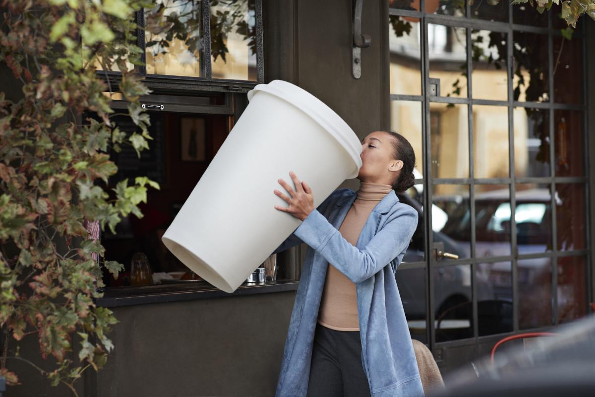 Una mujer bebiendo café.