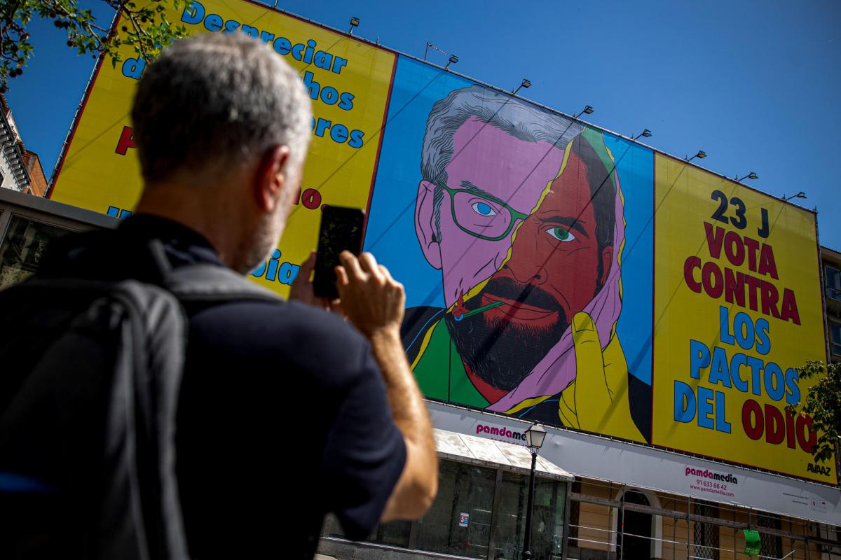 Avaaz desplegará una lona de 400 metros cuadrados con un diseño de la ilustradora Cristina Daura para denunciar los Pactos del Odio que PP y VOX han sellado en la Comunidad Valenciana, Extremadura e Islas Baleares, entre otros territorios.