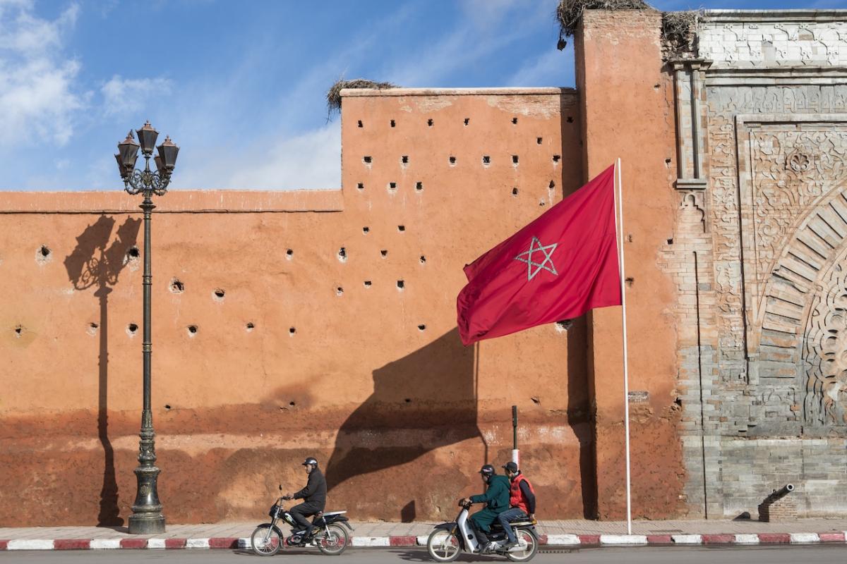 Un bandera de Marruecos ondea junto a parte de la muralla de la ciudad antigua de Marrakech.