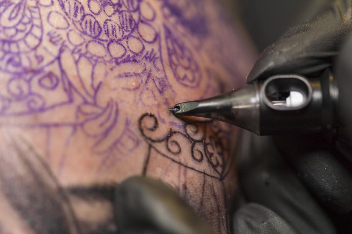 Una persona haciéndose un tatuaje.