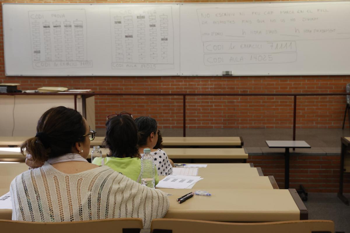 Vista de opositores en la Facultad de Economía en Barcelona.