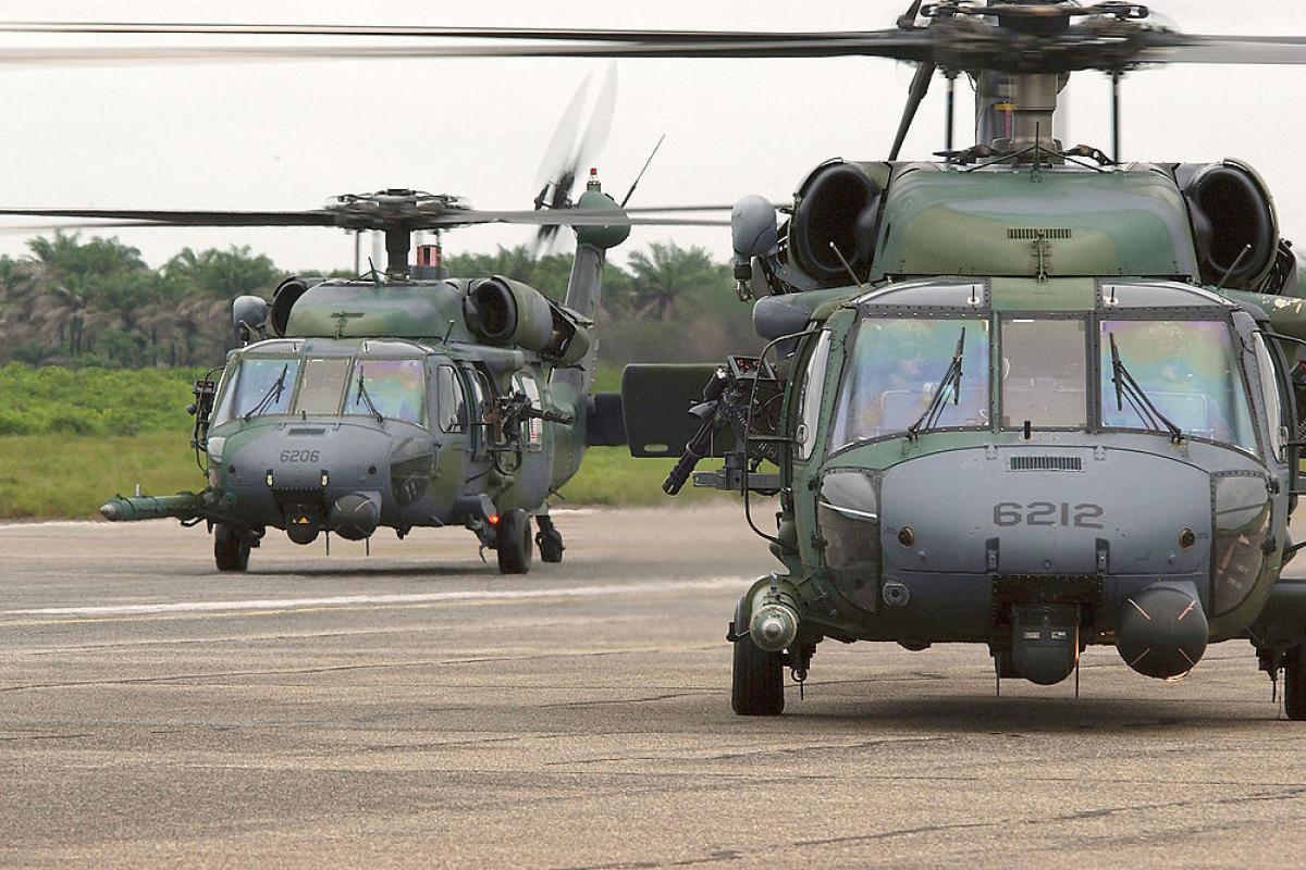 Helicópteros HH-60G Pavehawk fletados porel 56 Escuadron de Rescate de la base aérea naval de Keflavik (Islandia), que llevaron a marines estadounidenses a una misión para proteger la embajada de EEUU en Liberia.
