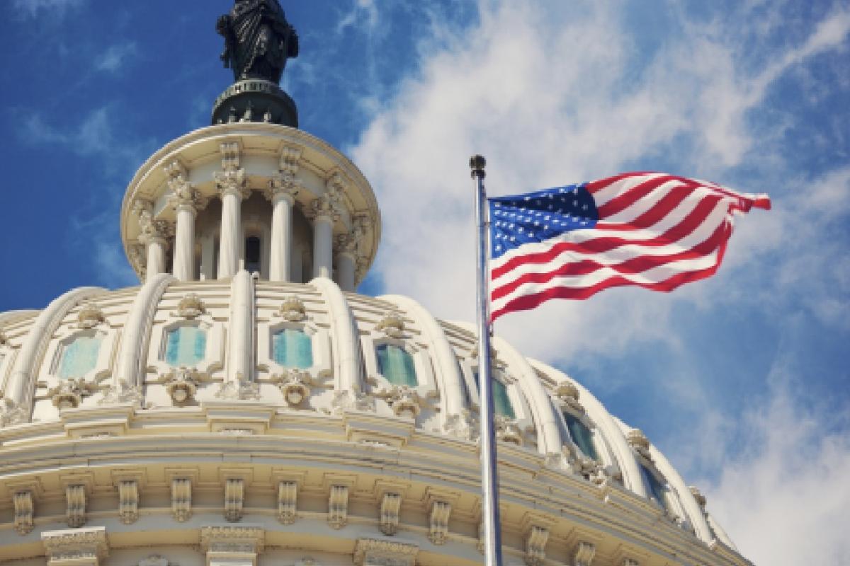 Bandera de Estados Unidos ondeando en el Capitolio
