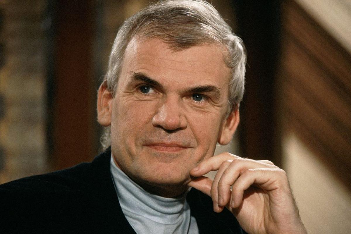El escritor Milan Kundera, fotografiado en Francia en 1981.