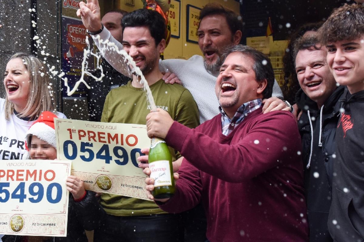 Empleados de la administración la calle Arenal en Madrid, celebrando que han vendido el Gordo de la Lotería de Navidad 2022