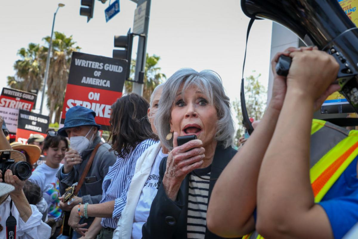 La actriz Jane Fonda participa en la protesta de un piquete de guionista sen junio.