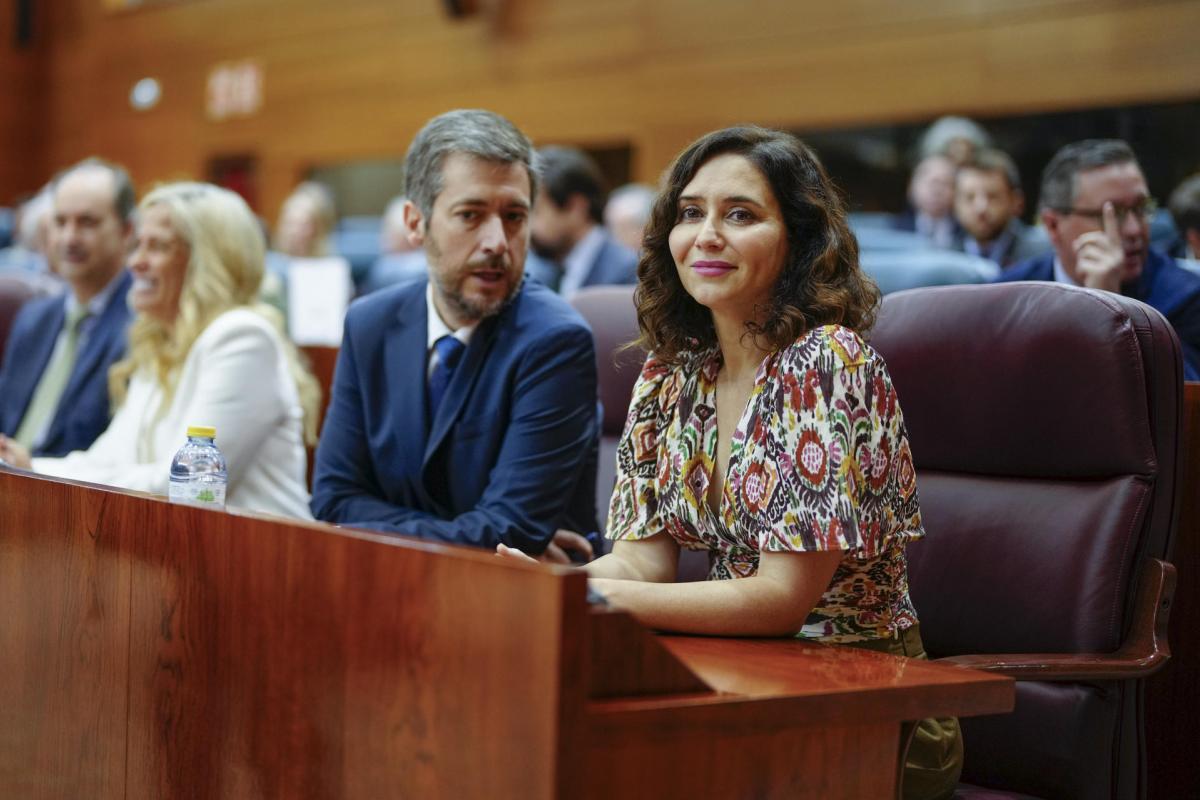 La presidenta de la Comunidad de Madrid, Isabel Díaz Ayuso, yel consejero de Presidencia, Miguel Ángel García Martín, al inicio del pleno que este jueves celebra la Asamblea regional.