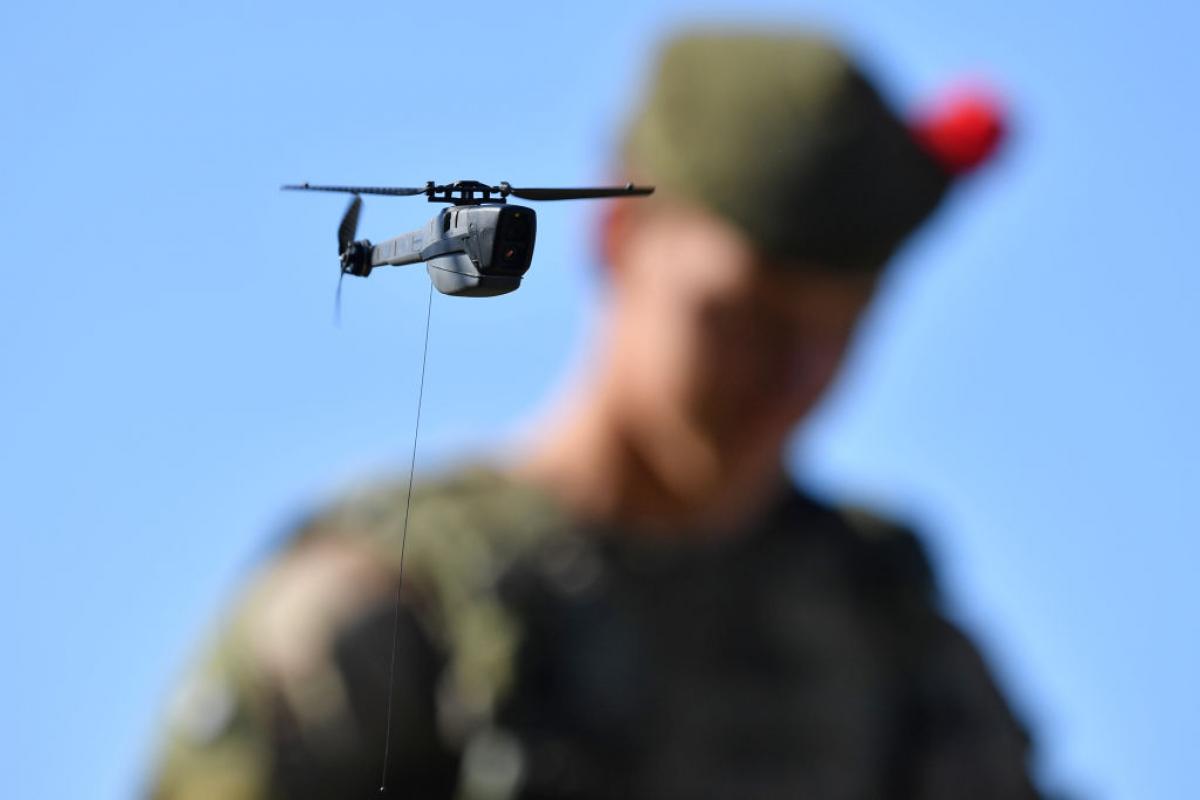 Un soldado británico opera un mini dron Black Hornet, durante una presentación al ex premier Boris Johnson.