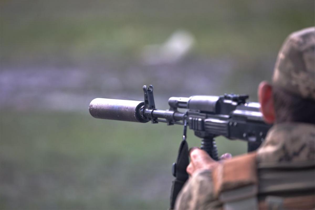 Un soldado ucraniano apuntando con un fusil de asalto, durante un entrenamiento en algún punto del Donbás.