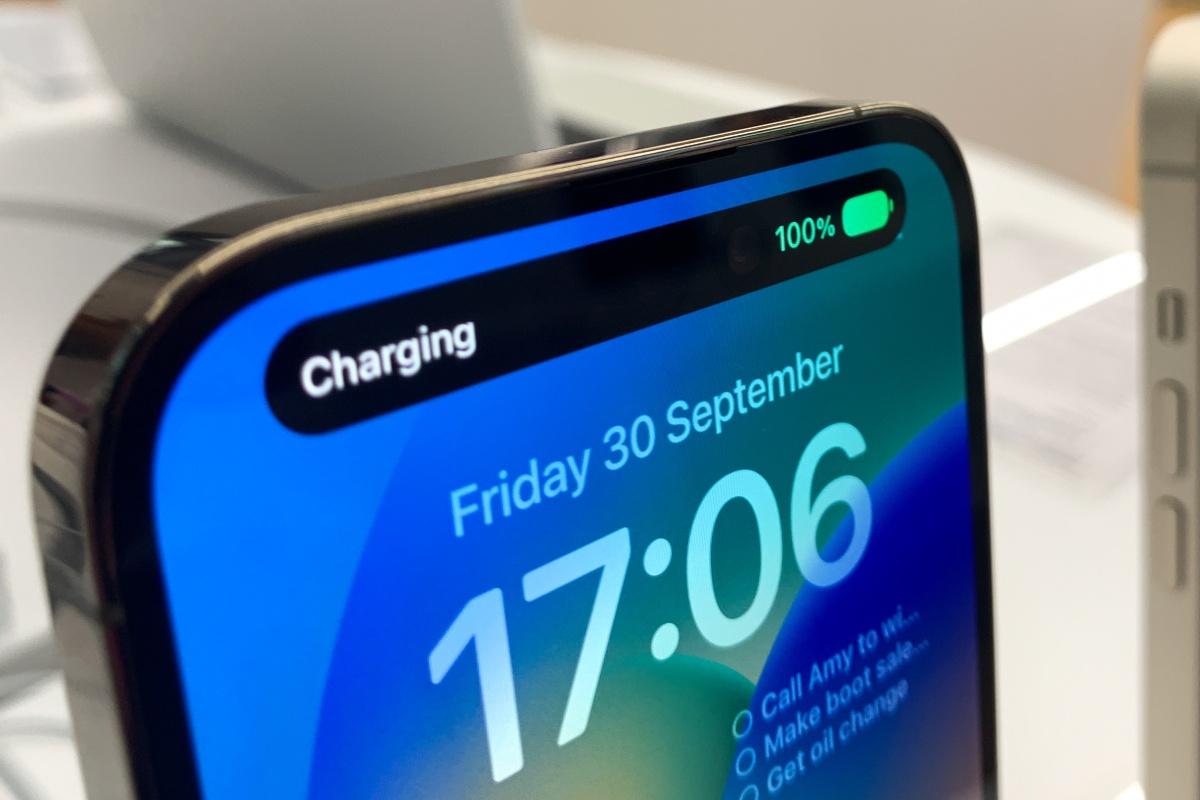 iPhone 14 con el 100% de batería