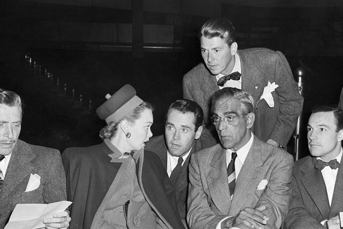 Ronald Reagan, de pie, en una reunión del Screen Actors Guild para hablar de la huelga.