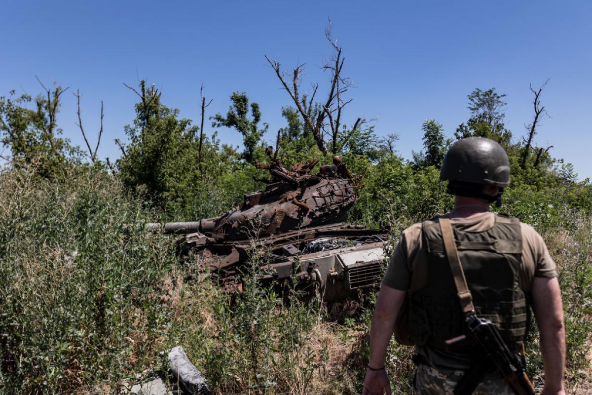 Un soldado ucraniano observa un tanque ruso destruido durante la contraofensiva.