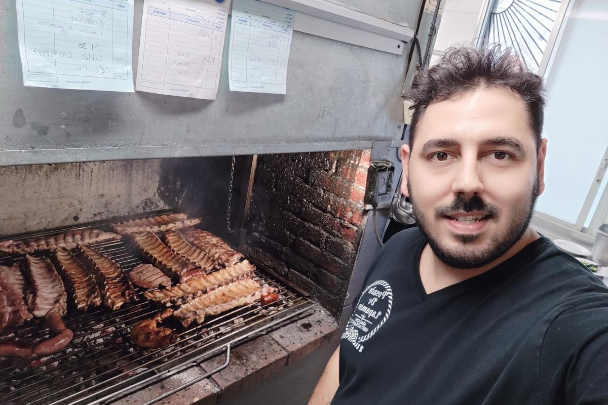 Juanjo Gondar posa junto a la parrilla de su restaurante