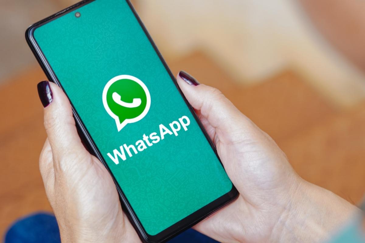 Logo de WhatsApp en un smartphone