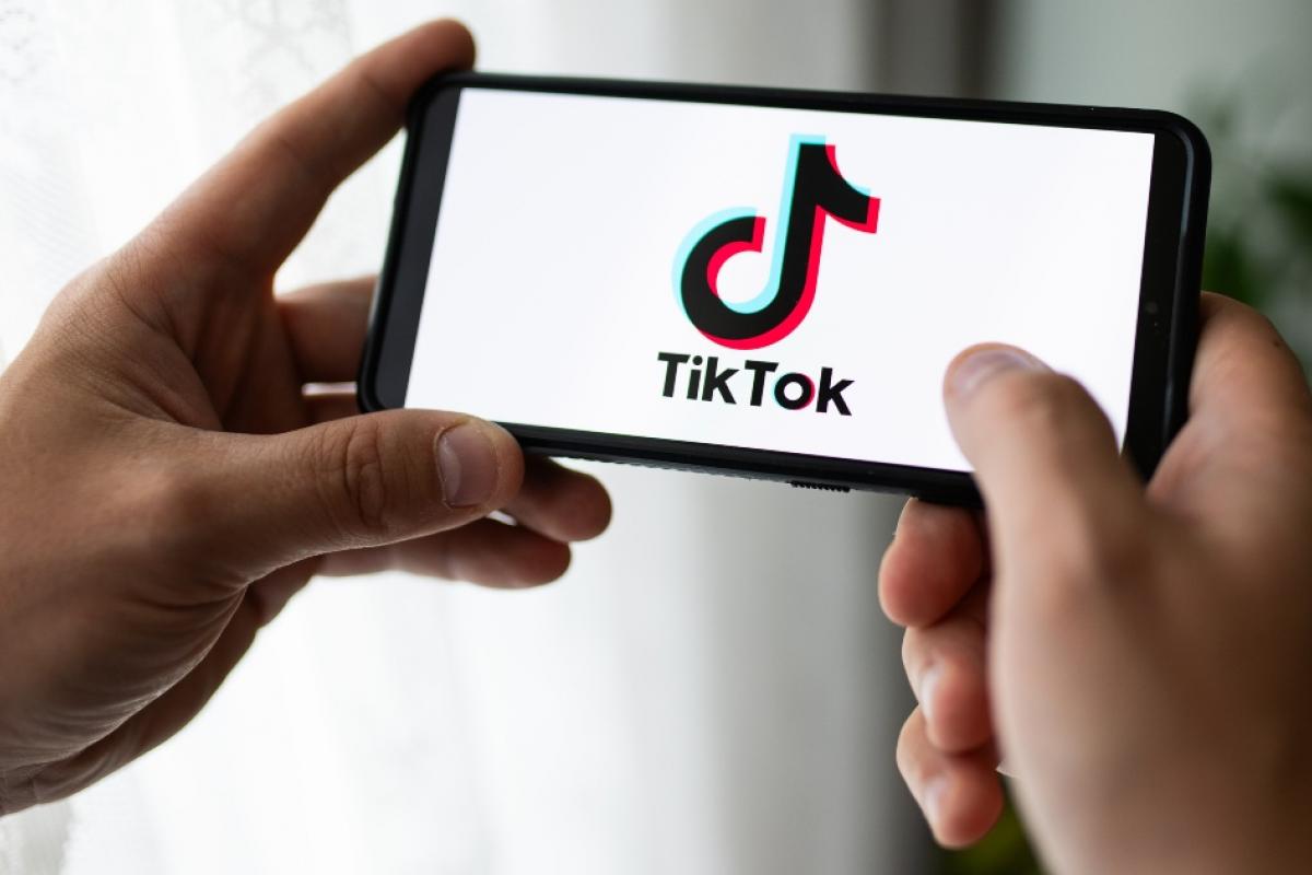 Móvil con la aplicación de TikTok