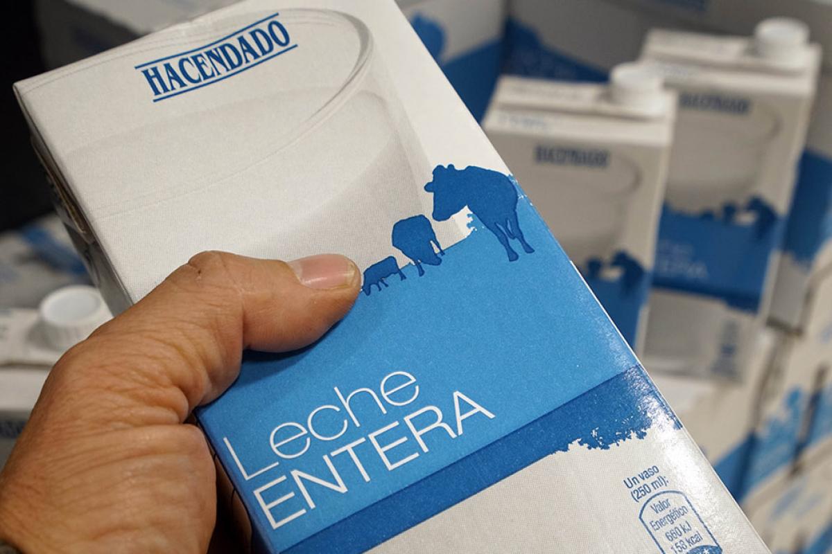 Un cartón de leche entera de la marca Hacendado, de Mercadona.