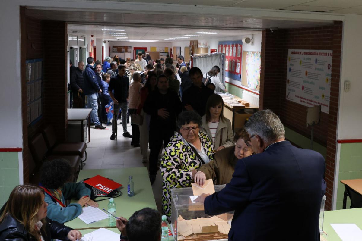 Colas para votar en un colegio electoral durante las elecciones municipales y autonómicas del 28M en Madrid.
