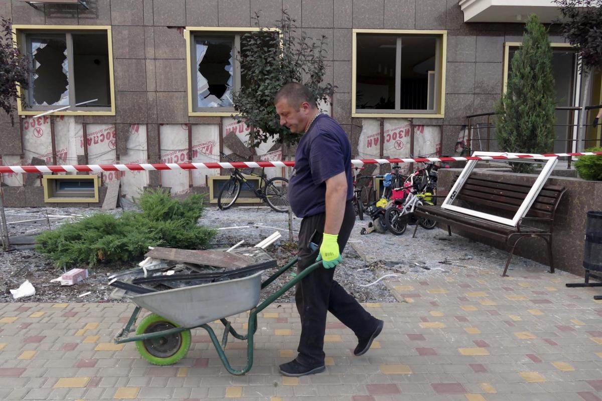 Un operario ucraniano recoge los escombros producidos por un bombardeo de Rusia en Odesa.