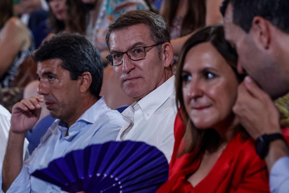 Alberto Núñez Feijóo, candidato a la presidencia del PP, junto al recién investido presidente de la Comunidad Valenciana, Carlos Mazón.