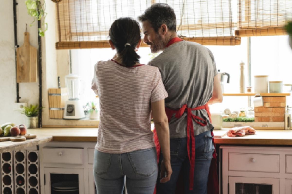 Pareja en la cocina
