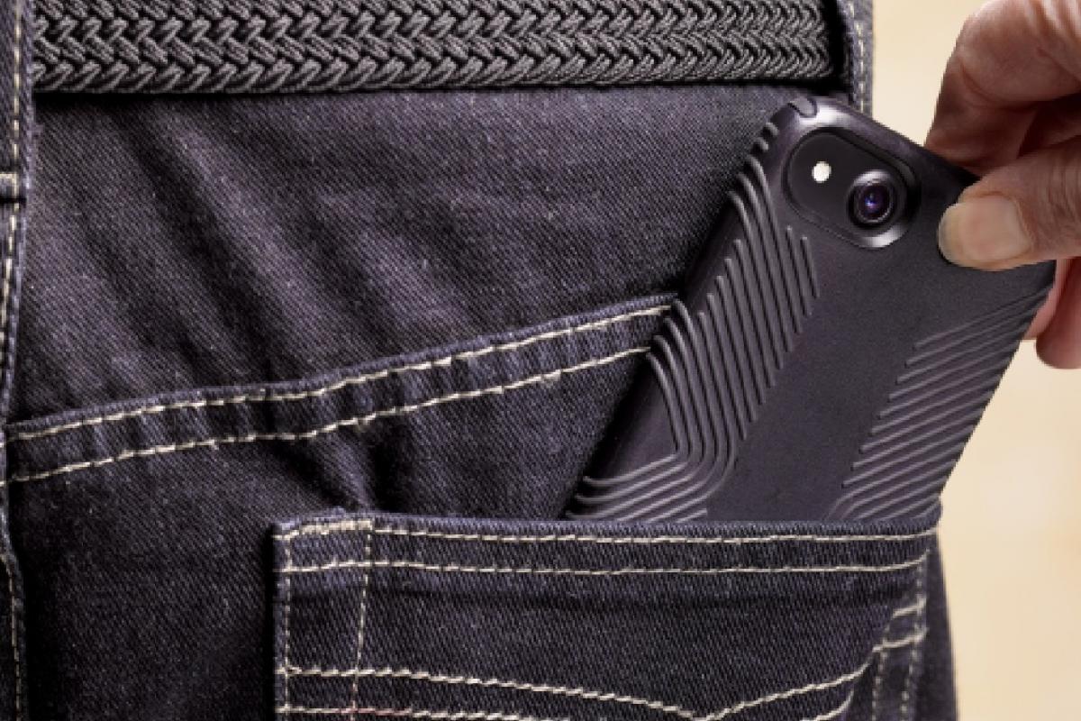 Persona robando un móvil