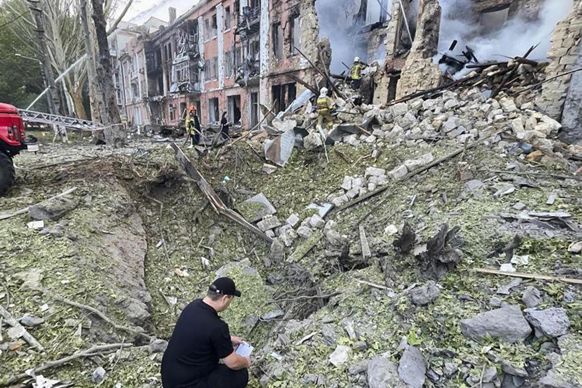 Un policía investiga una de las explosiones registradas en Odesa en el último bombardeo de Rusia.