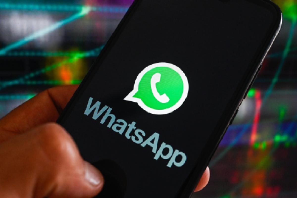 Logo de WhatsApp en un smartphone