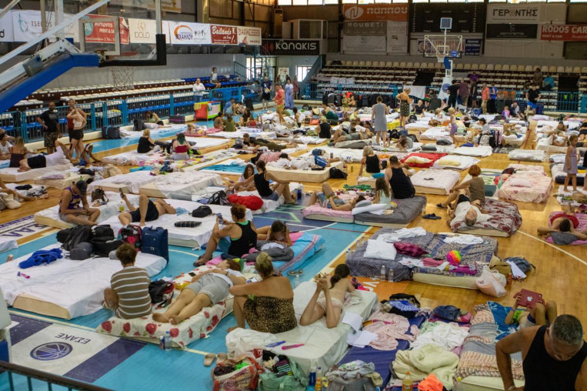 Evacuados en la isla de Rodas se disponen a dormir en el pabellón de Venetokleio